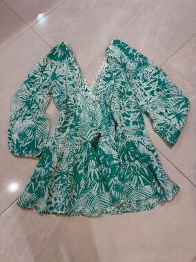 Blue island NWOT teal green and White V-Neck Floral cover up mini dress